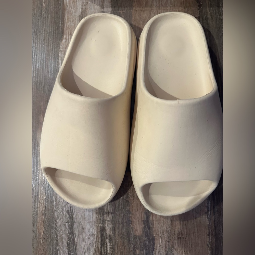 Women Slides in a Sz 7.5